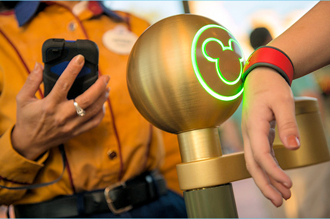 Les bracelets sans contact à 1 milliard de dollars de Disney