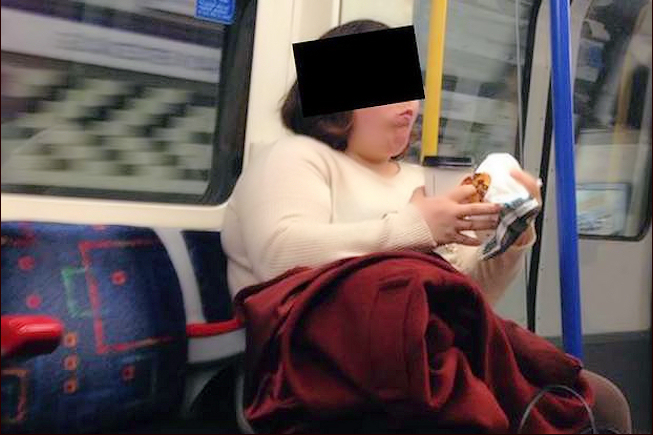 A Londres, les autorités réagissent à la page Facebook sur les femmes qui mangent dans le métro