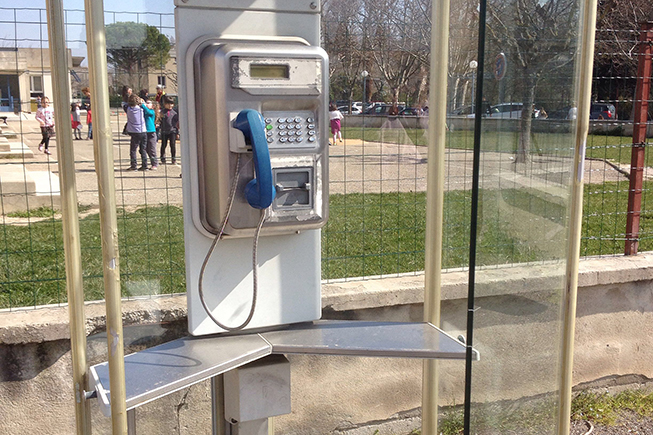 Orange libéré de ses cabines téléphoniques