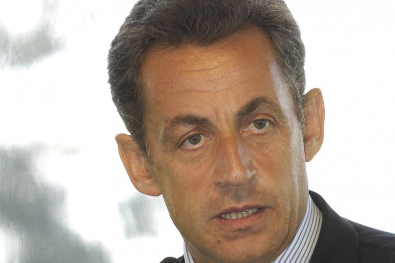 Du sérieux au futile, Nicolas Sarkozy slalome entre les questions sur twitter durant 1 H 30