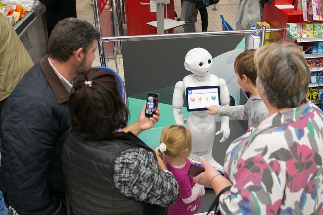 Carrefour amuse la galerie avec le robot Pepper