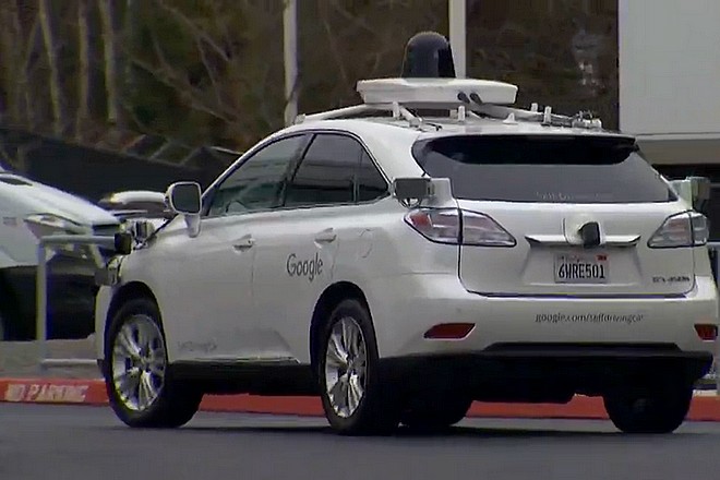 La Google car en test dans le mauvais temps à Kirkland, Etat de Washington