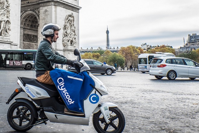 Le scooter-partage débute mardi à Paris avec 150 scooters électriques