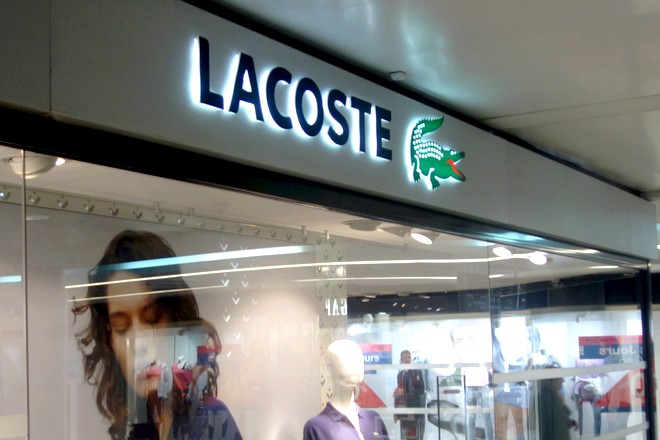 Lacoste tire le meilleur du e-commerce en magasin grâce à la tablette vendeur