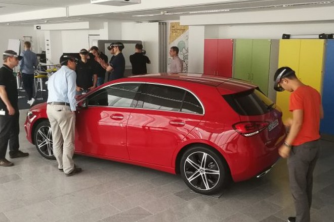 Mercedes monte à 100 casques Hololens pour ses formations internes