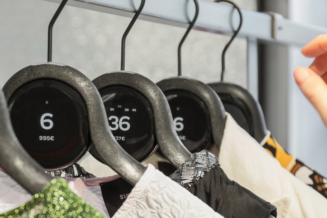 Le cintre intelligent, innovation digitale des Galeries Lafayette