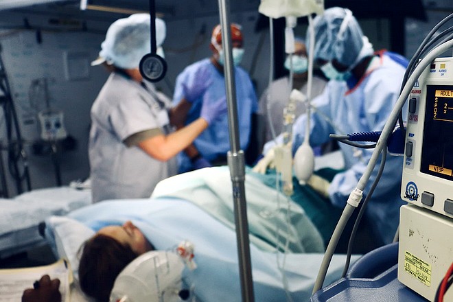 Des médecins qui dialoguent entre eux, un apport important de l’IA à l’hôpital de Valenciennes