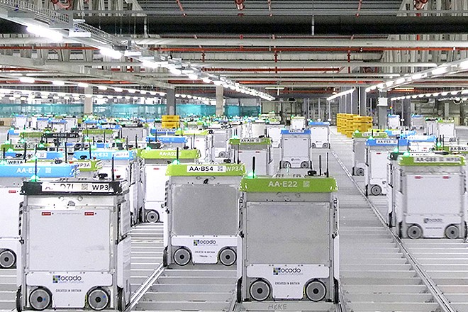 La collision de 3 robots déclenche un incendie dans un entrepôt Ocado