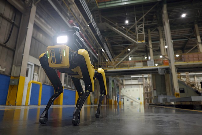 Un robot de Boston Dynamics chargé de ronde nocturne dans une usine Kia