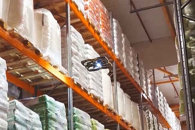 Un petit drone simplifie les inventaires de Le Roy Logistique